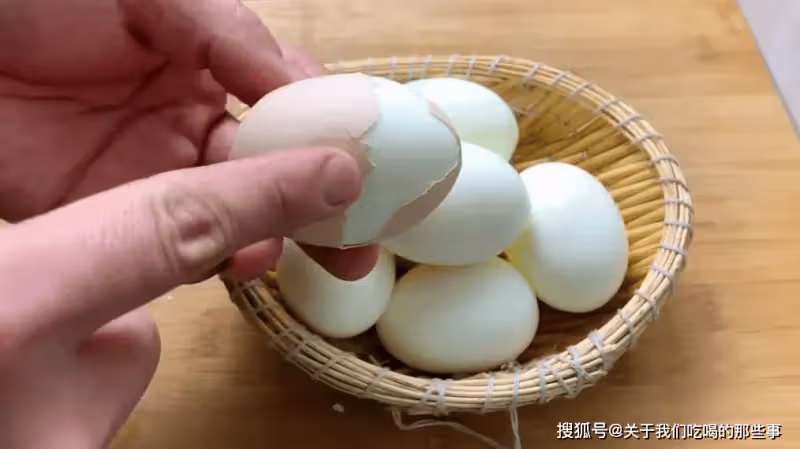 水煮蛋的正確做法,記住4個訣竅,蛋殼一拉就掉,蛋黃鮮嫩不噎人