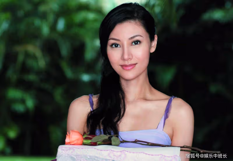 李嘉欣高調曬許晉亨彎腰替她穿鞋照片,坦言:15年了還這麼愛我!