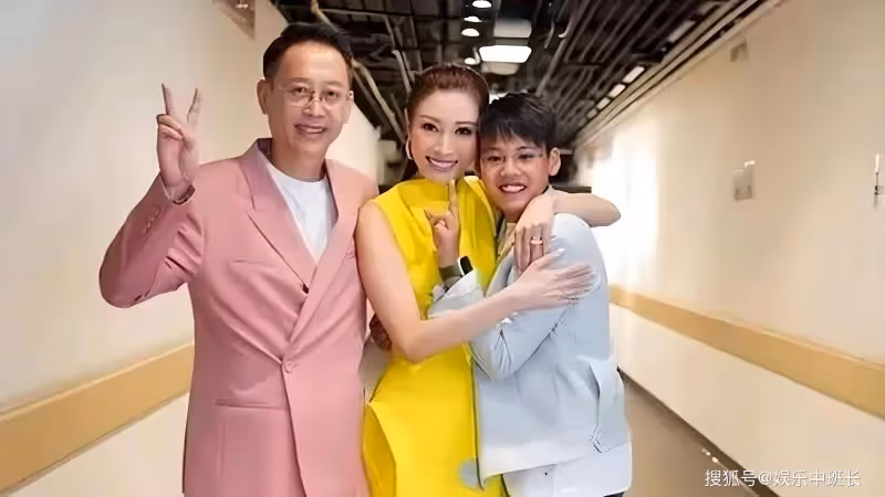 李嘉欣高調曬許晉亨彎腰替她穿鞋照片,坦言:15年了還這麼愛我!