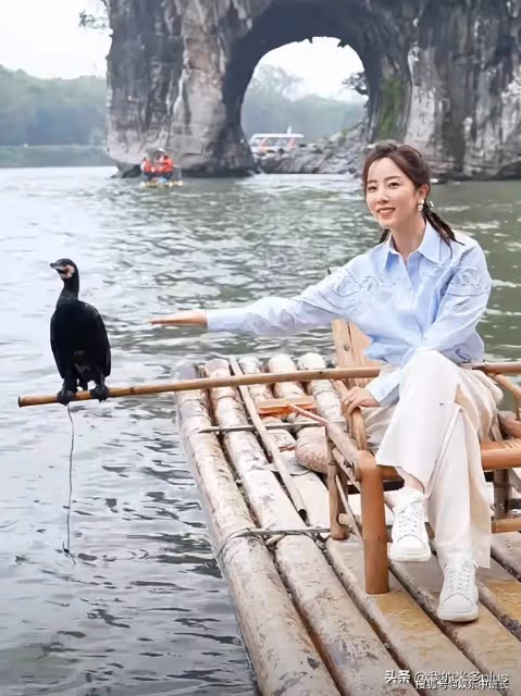 李思思現身桂林,坐在街邊吃米粉打扮洋氣,臉上卡粉悶痘皮膚不好