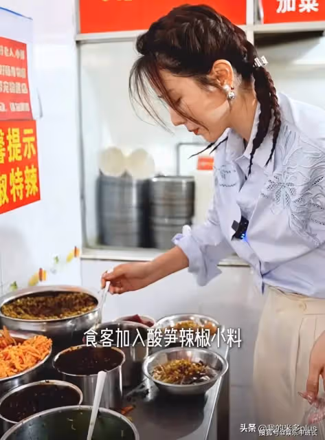 李思思現身桂林,坐在街邊吃米粉打扮洋氣,臉上卡粉悶痘皮膚不好