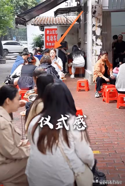 李思思現身桂林,坐在街邊吃米粉打扮洋氣,臉上卡粉悶痘皮膚不好