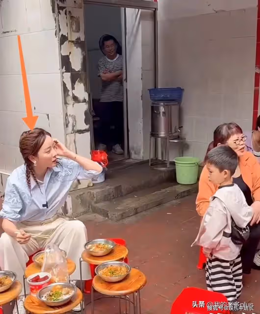 李思思現身桂林,坐在街邊吃米粉打扮洋氣,臉上卡粉悶痘皮膚不好