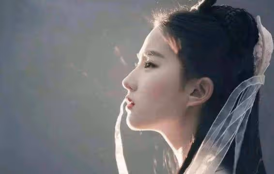 為什麼劉亦菲從不接清宮戲，當她換上「甄嬛裝」後，一出場就劇終