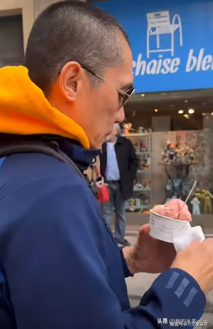 劉嘉玲夫婦國外度假,61歲梁朝偉街頭吃冰淇淋,留短寸像小老頭