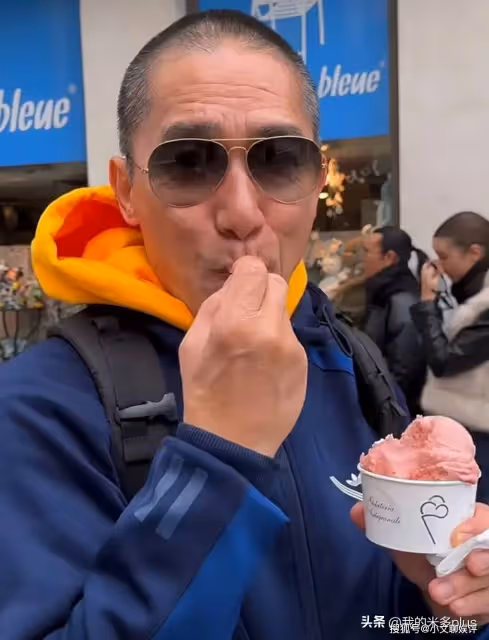 劉嘉玲夫婦國外度假,61歲梁朝偉街頭吃冰淇淋,留短寸像小老頭