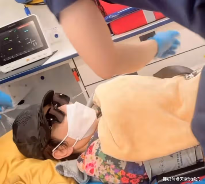 突發!向太家中滑倒致大腿骨裂,手術進行5小時,向華強全程陪護