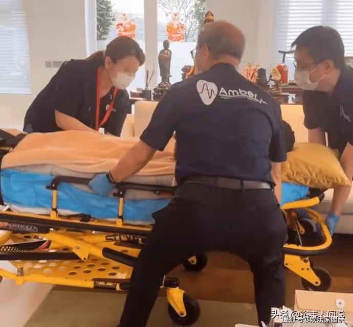 突發!向太豪宅中不慎滑倒,大腿骨裂手術5小時,向華強全程陪伴