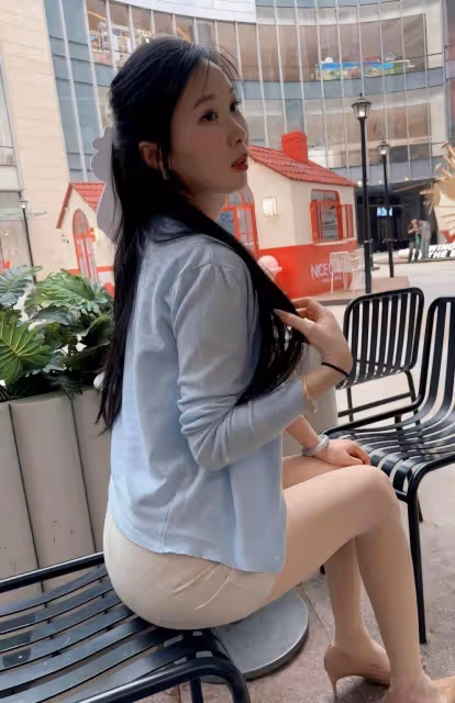 白色純欲風，蕾絲弔帶小背心搭配長裙，既有氣質又好穿