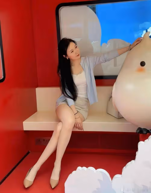 白色純欲風，蕾絲弔帶小背心搭配長裙，既有氣質又好穿