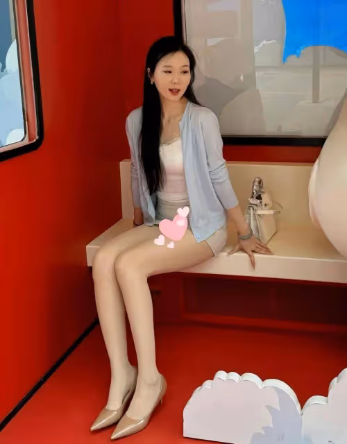 白色純欲風,蕾絲弔帶小背心搭配長裙,既有氣質又好穿