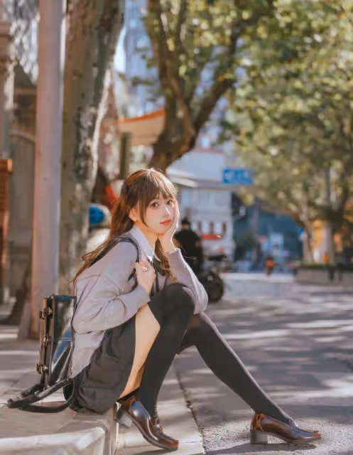 百褶裙、黑襪與棕鞋的時尚交響：詮釋多樣化的女性韻味！