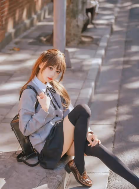 百褶裙、黑襪與棕鞋的時尚交響：詮釋多樣化的女性韻味！
