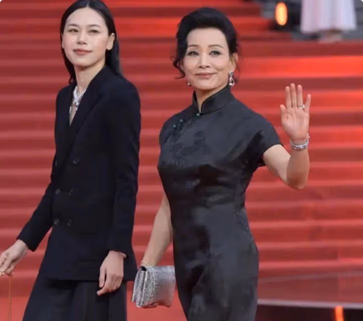 當53閆妮歲和44歲姚晨同框，皮相美和骨相美的區別一目了然