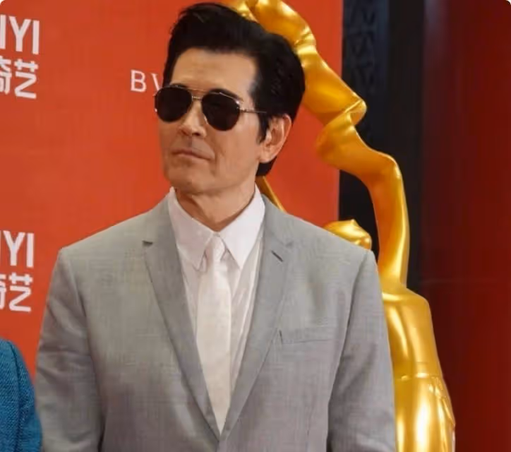 當53閆妮歲和44歲姚晨同框，皮相美和骨相美的區別一目了然