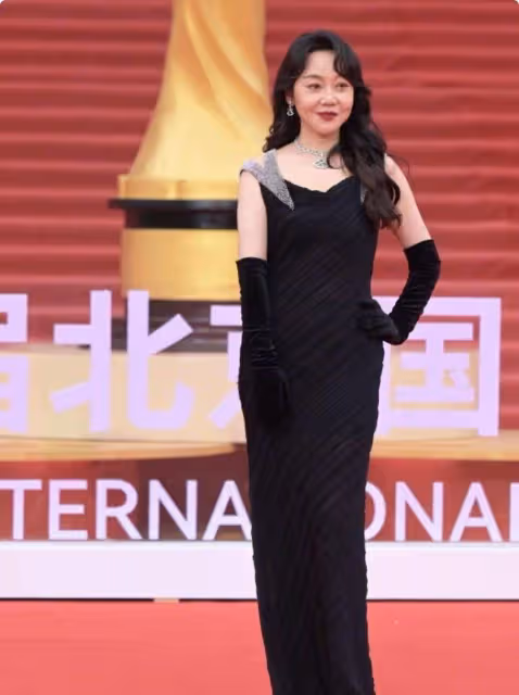 當53閆妮歲和44歲姚晨同框，皮相美和骨相美的區別一目了然