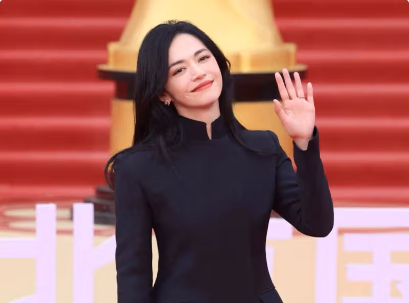 當53閆妮歲和44歲姚晨同框，皮相美和骨相美的區別一目了然