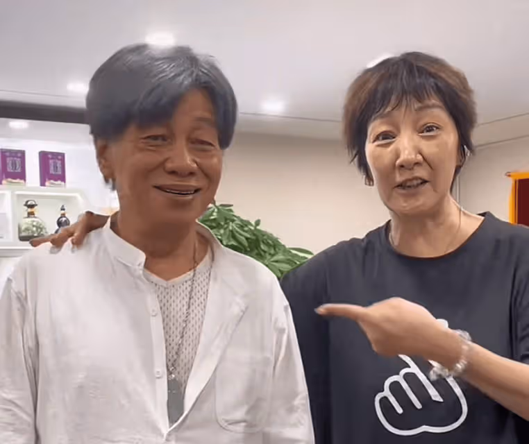 59歲「李莫愁」與梁小龍聚會!顏值崩塌認不出,與李若彤似兩代人