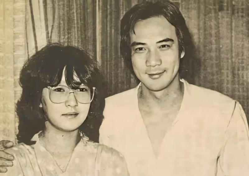 59歲「李莫愁」與梁小龍聚會!顏值崩塌認不出,與李若彤似兩代人