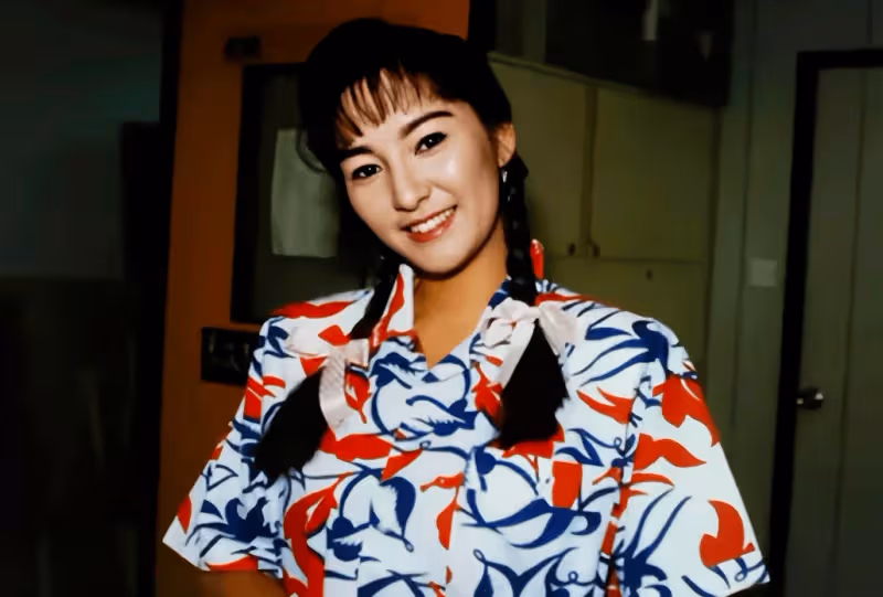 59歲「李莫愁」與梁小龍聚會!顏值崩塌認不出,與李若彤似兩代人