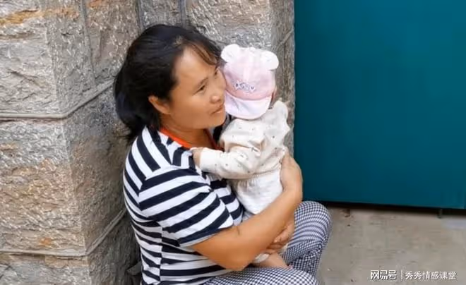 女兒高燒,丈夫卻陪嫂子帶侄子看病,老婆果斷離婚:你跟她過吧