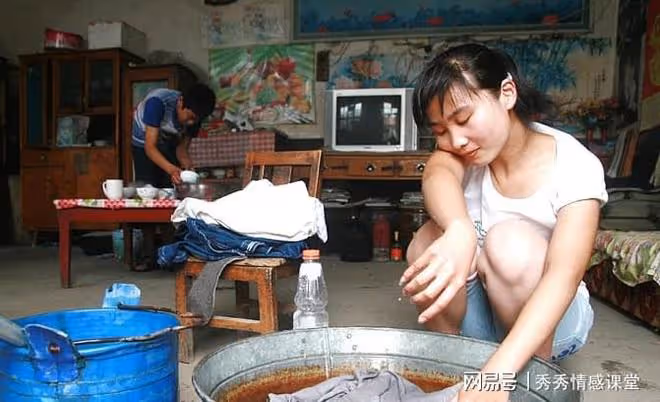 女兒高燒,丈夫卻陪嫂子帶侄子看病,老婆果斷離婚:你跟她過吧