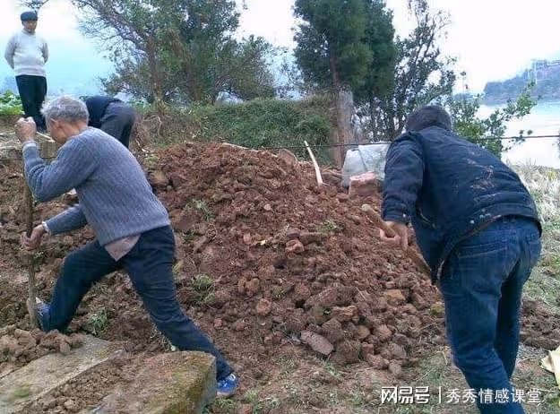 老夫妻夢到亡女託夢求救,不顧反對挖墳開棺,結果讓人意外
