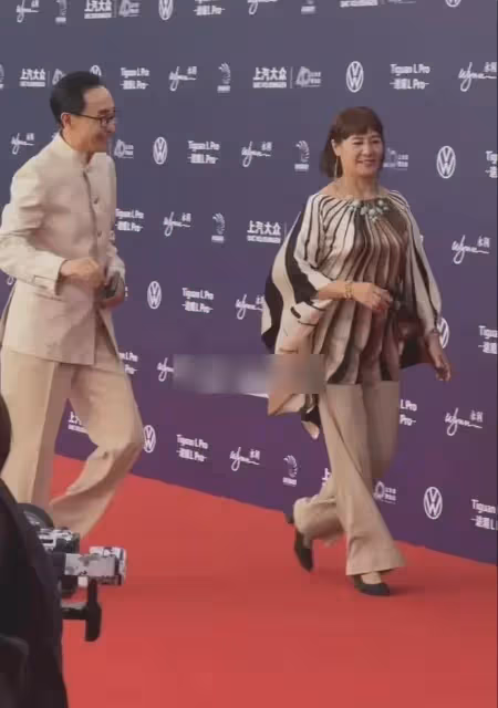 鞏漢林夫婦罕見同框出席活動,打扮十分儒雅,金珠走姿霸氣十足