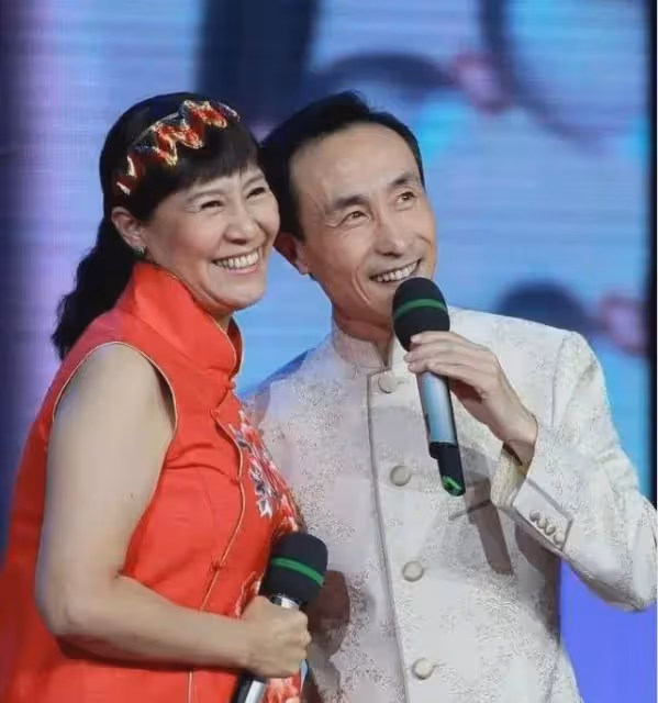 鞏漢林夫婦罕見同框出席活動,打扮十分儒雅,金珠走姿霸氣十足