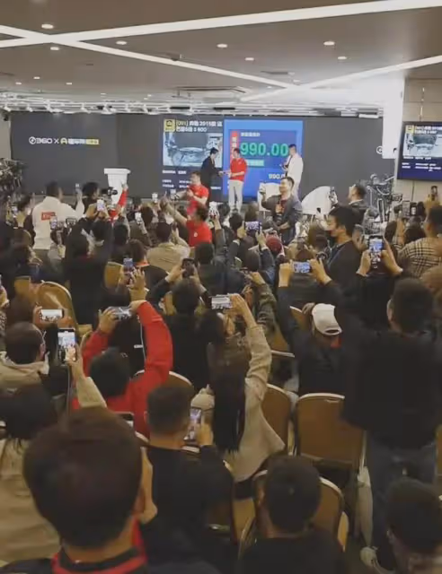 周鴻禕拍賣邁巴赫現場視頻，以990萬成交！拍賣者身份曝光不簡單
