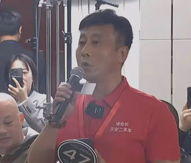 周鴻禕拍賣邁巴赫現場視頻，以990萬成交！拍賣者身份曝光不簡單