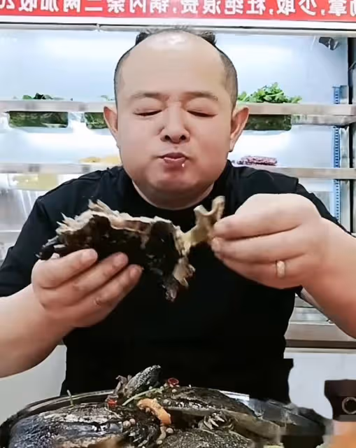 痛心!網紅「新蔡骨頭哥」去世,死因是心梗,生前體胖常胡吃海塞