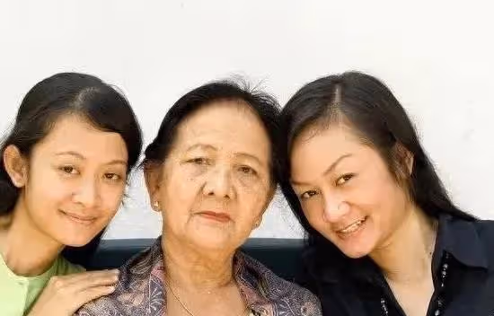 女兒回娘家住滿月,兒媳嫌我偏心女兒,叫女兒滾,我說:你滾