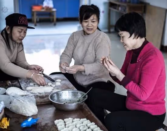親媽患癌婆婆執意接來同住伺候，兩家合為一家，女兒：悔不當初