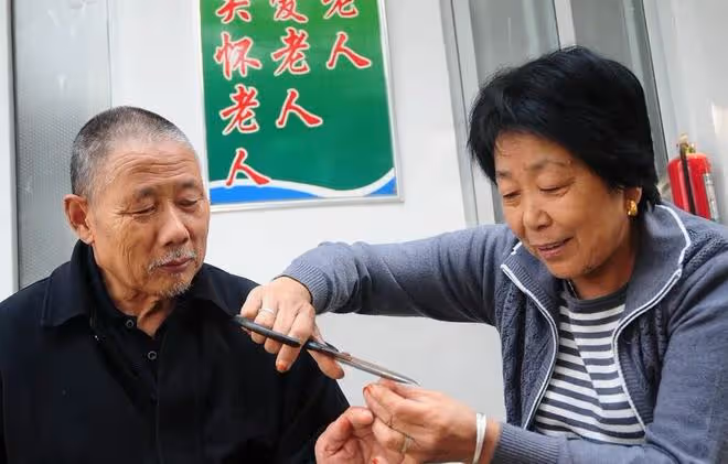 一位保姆的自白:伺候了3位老人後,發現照顧老人要比想像的艱苦