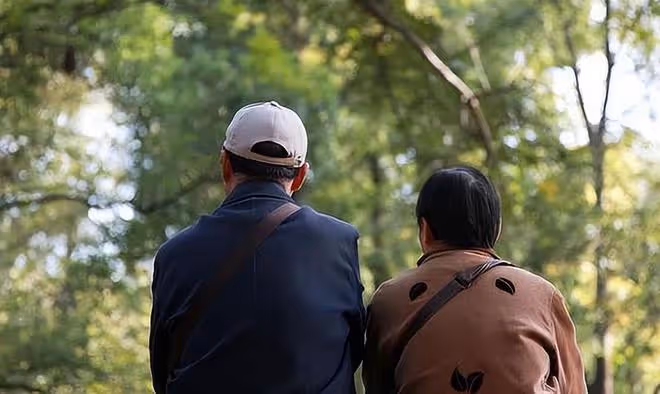 64歲獨居大媽的感慨:老伴因病去世後,我反而感覺生活自在多了