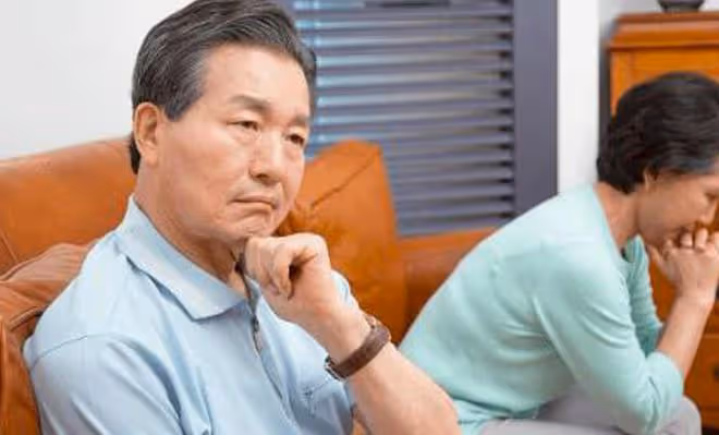 64歲獨居大媽的感慨:老伴因病去世後,我反而感覺生活自在多了