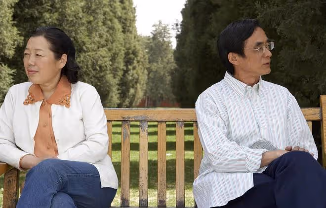 64歲獨居大媽的感慨:老伴因病去世後,我反而感覺生活自在多了