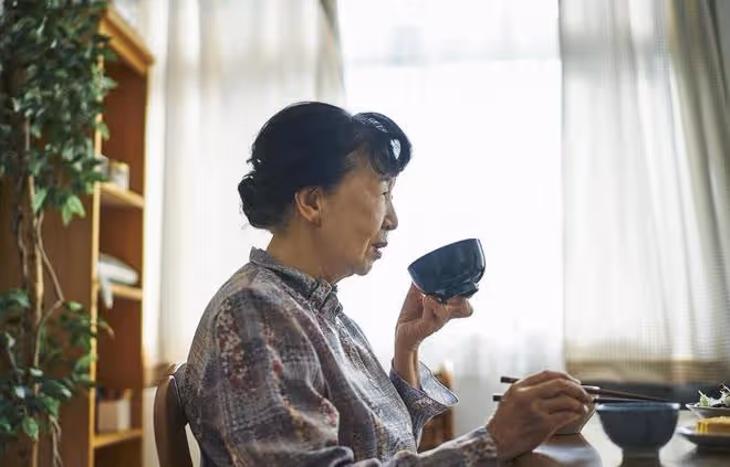 64歲獨居大媽的感慨:老伴因病去世後,我反而感覺生活自在多了