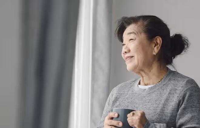 64歲獨居大媽的感慨:老伴因病去世後,我反而感覺生活自在多了