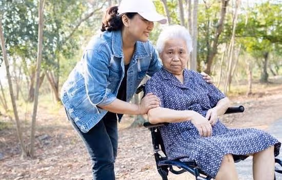 56歲大姐坦言:乾了這麼多年保姆,我們最不願意伺候的是這種老人
