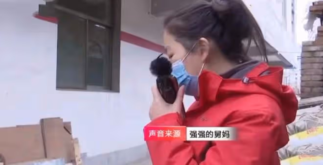 27歲小伙被繼父養大,因繼父不給買房他竟要找生父,母親:不感恩