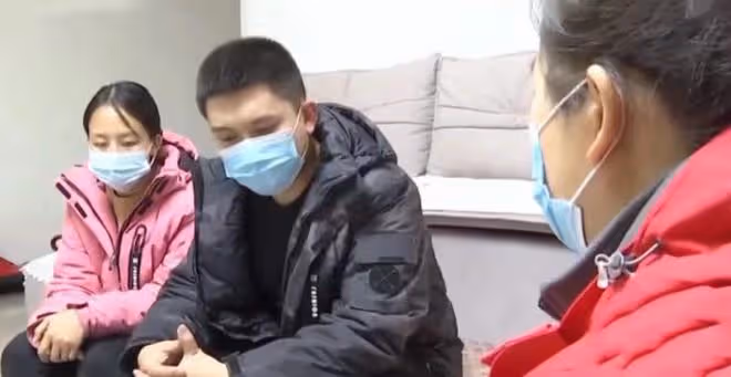 27歲小伙被繼父養大,因繼父不給買房他竟要找生父,母親:不感恩
