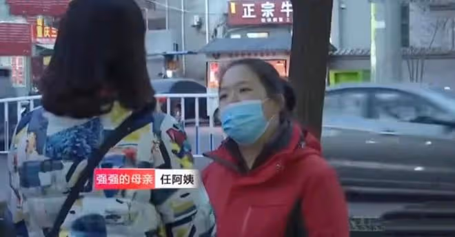 27歲小伙被繼父養大,因繼父不給買房他竟要找生父,母親:不感恩