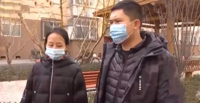 27歲小伙被繼父養大,因繼父不給買房他竟要找生父,母親:不感恩