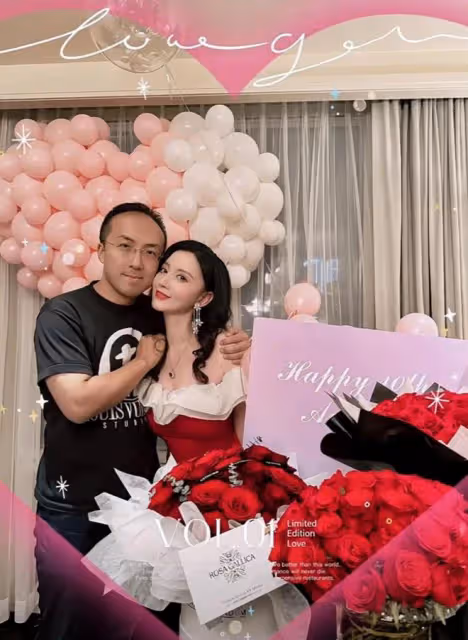 張萌慶祝結婚10周年,罕曬與富豪老公合影,住豪華酒店貼臉秀恩愛