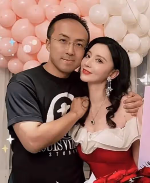張萌慶祝結婚10周年,罕曬與富豪老公合影,住豪華酒店貼臉秀恩愛