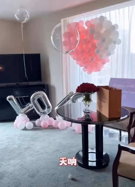 張萌慶祝結婚10周年,罕曬與富豪老公合影,住豪華酒店貼臉秀恩愛