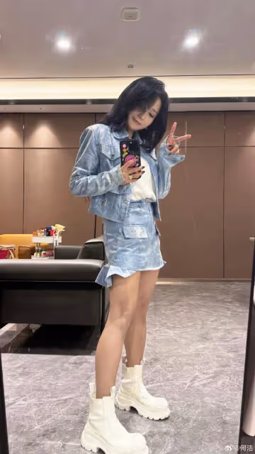 何潔曬自拍美照,穿超短裙秀細直長腿,小腹平坦零贅肉瘦出新高度