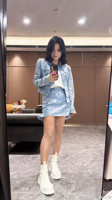 何潔曬自拍美照,穿超短裙秀細直長腿,小腹平坦零贅肉瘦出新高度